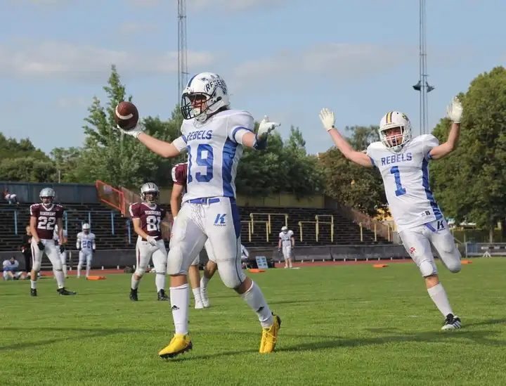Dalecarlia Rebels-spelare firar en touchdown på planen