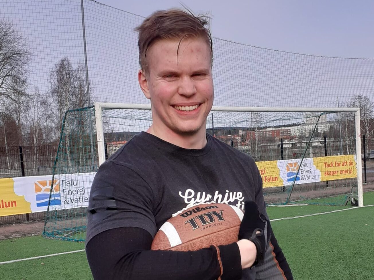Defensive End - Johan Persson, 24 från Hedemora. Började spela med Rebels 2020 och studerar till behandlingspedagog. Jobbar på LVM hem och tränar styrkelyft. Är annars datorspelsentusiast och dreglar över feta burgare. Strävar efter att bli en redig bult.