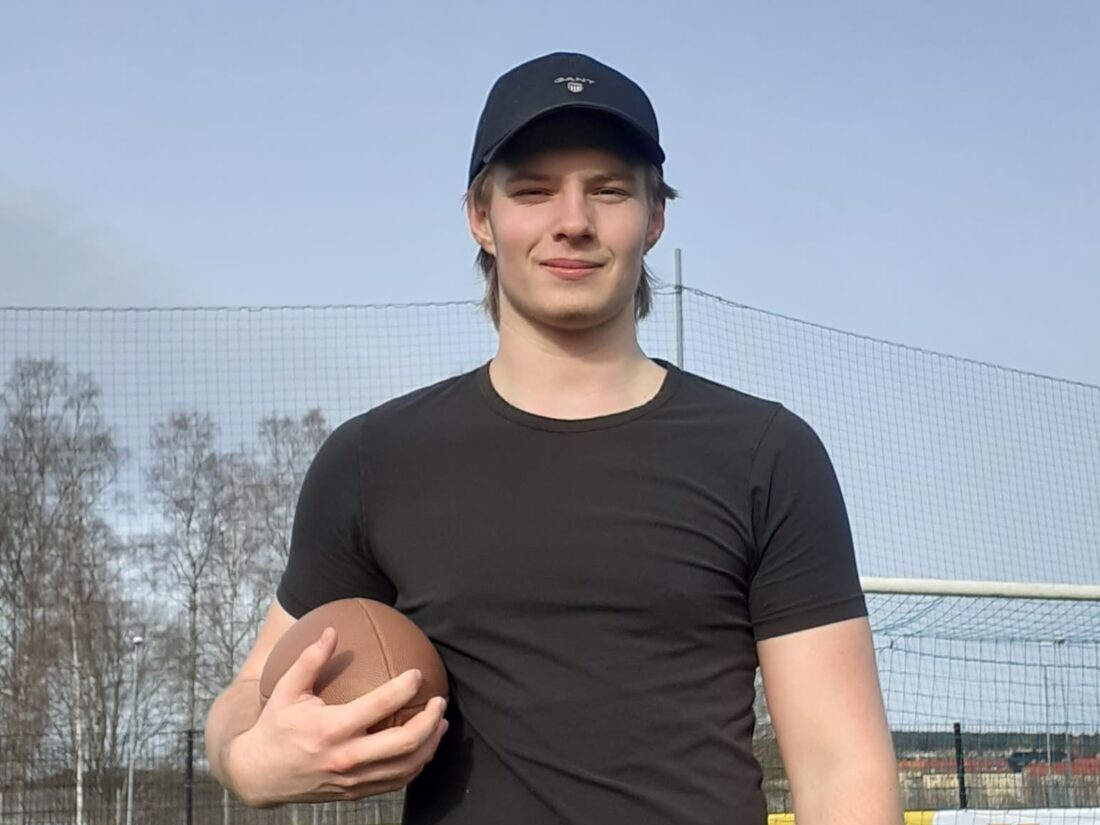 Slot Receiver - John Plars, 17 från Rättvik. Började spela 2020 och går för tillfället på gymnasiet. Gymmar på fritiden och har ingen direkt kärlek för snowboard.