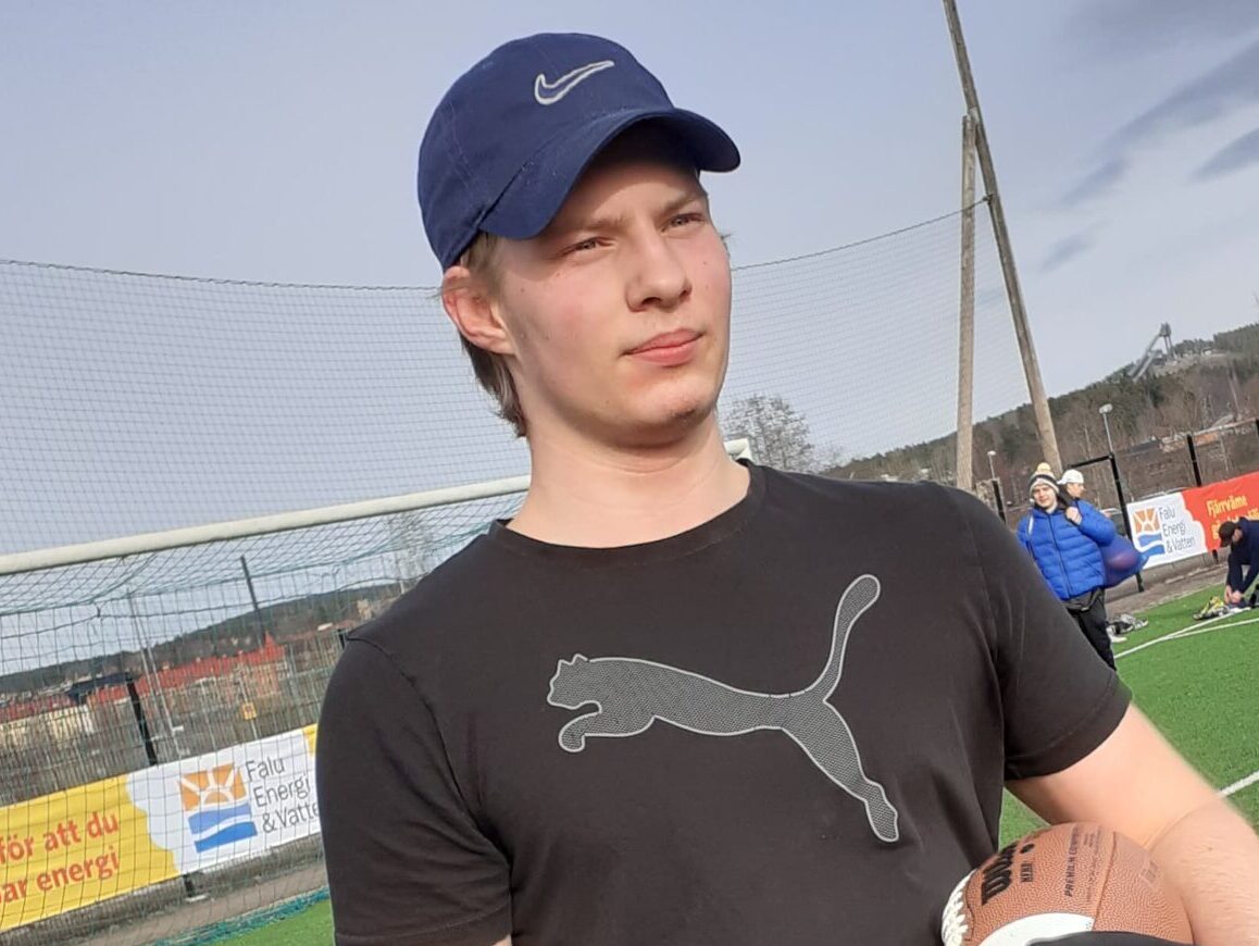 Wide Receiver - Per Plars, 17 från Rättvik. Började spela 2020 och går för tillfället på gymnasiet. Gymmar på fritiden och diggar snowboard.