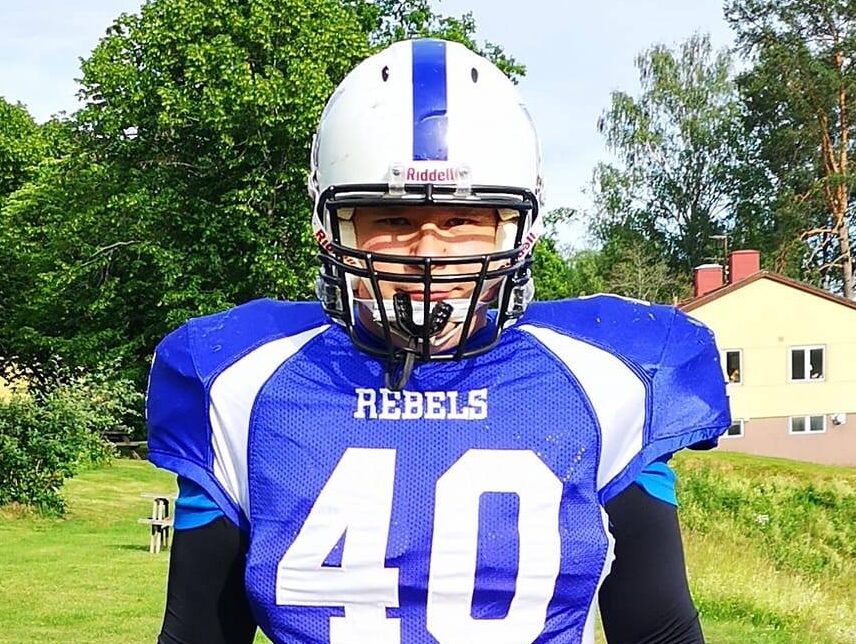 Guard - Anders Johansson, 31 från Borlänge. Började i Rebels 2014 och jobbar som lärare. Springa är inte kul. Springer 1,5 mil i veckan och väger 120 kg.